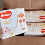 オンラインで購入したHUGGIES（ハギーズ）の新生児用おむつ。箱に入ったMaat 1のパッケージ。