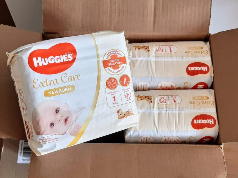 オンラインで購入したHUGGIES（ハギーズ）の新生児用おむつ。箱に入ったMaat 1のパッケージ。